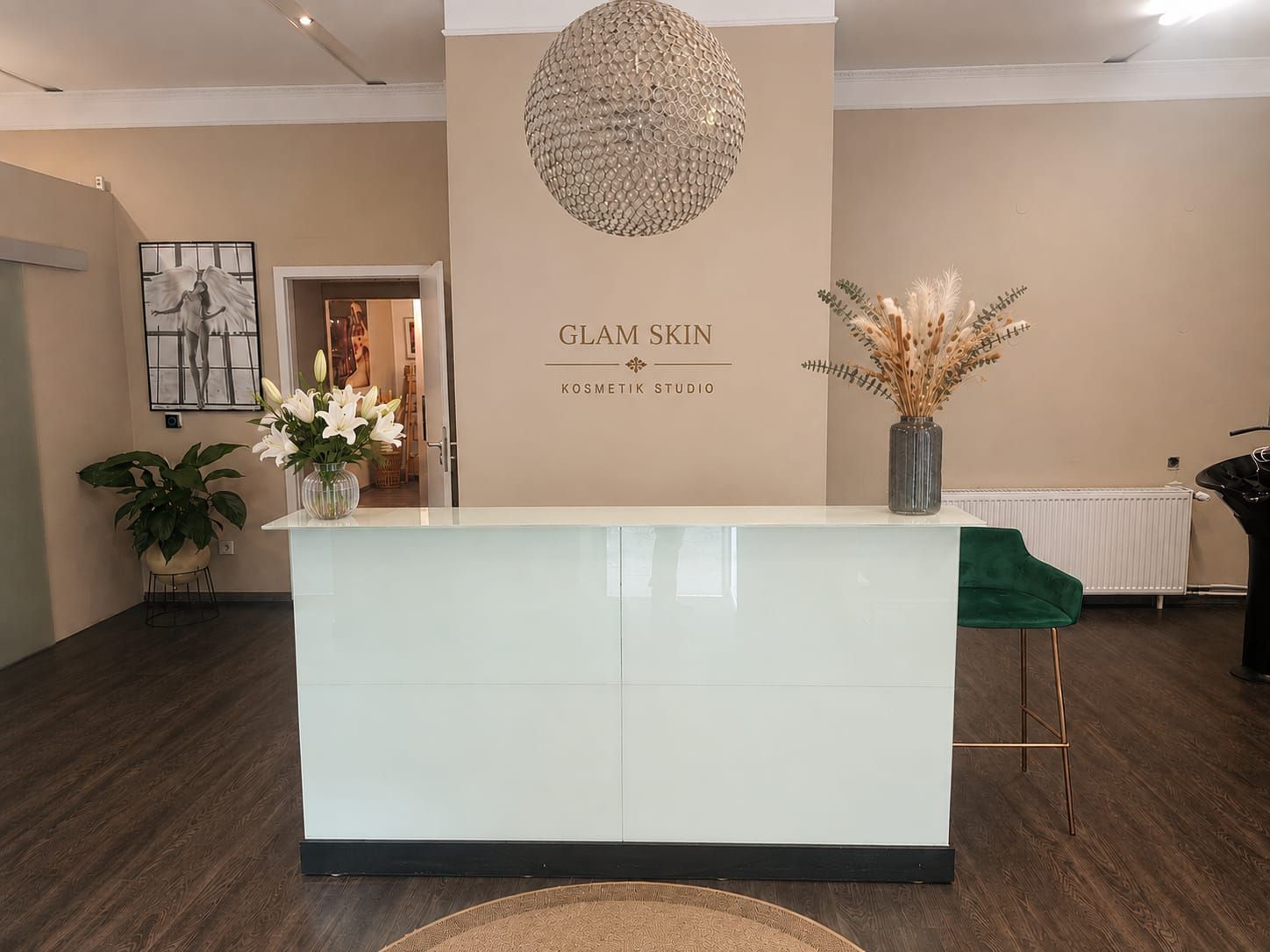 Empfangsbereich von Glamskin in Berlin-Tegel mit GLAM SKIN Kosmetik Studio Schriftzug und Rezeptionstresen.