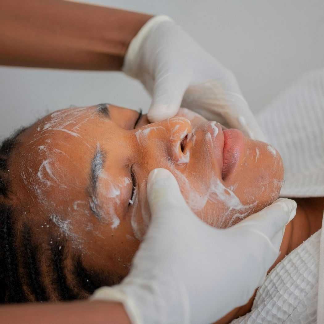 Tiefenreinigung bei Glamskin: das Gesicht einer Kundin wird mit Reinigungsschaum behandelt.