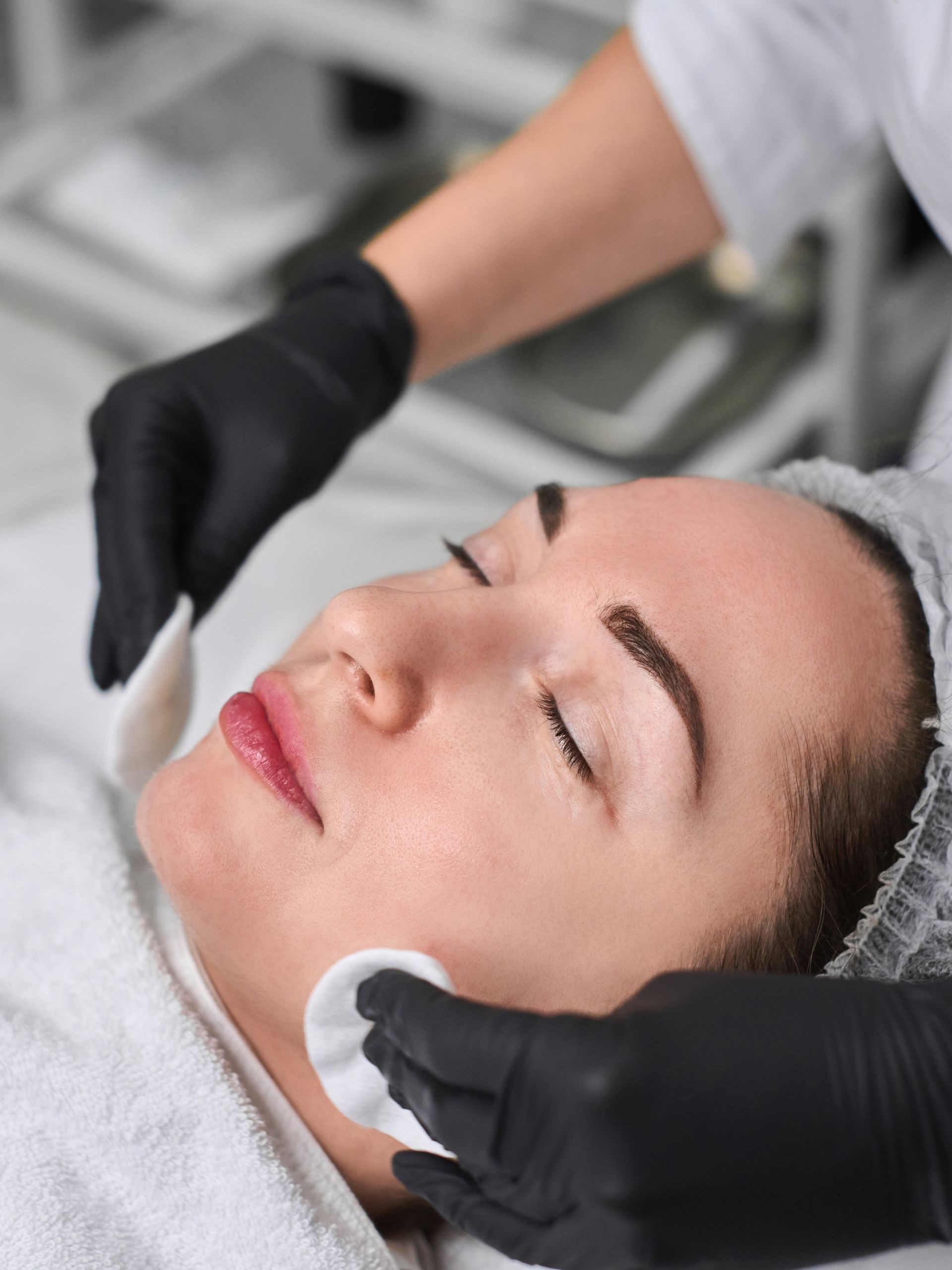 Gesichtsbehandlung bei Glamskin: die Haut einer Kundin wird sanft gereinigt.