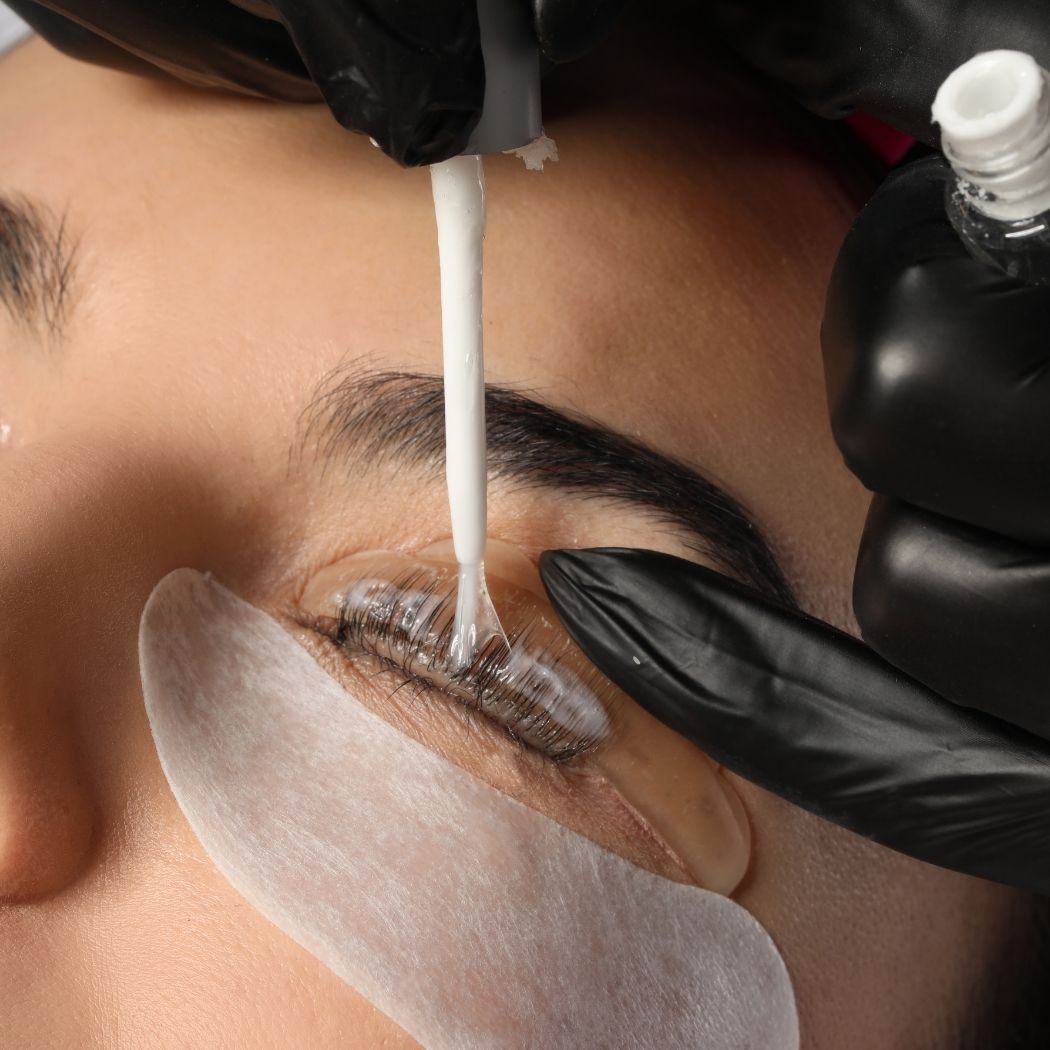 Wimpernlifting bei Glamskin: die Wimpern einer Kundin werden auf einem Silikonpad behandelt.