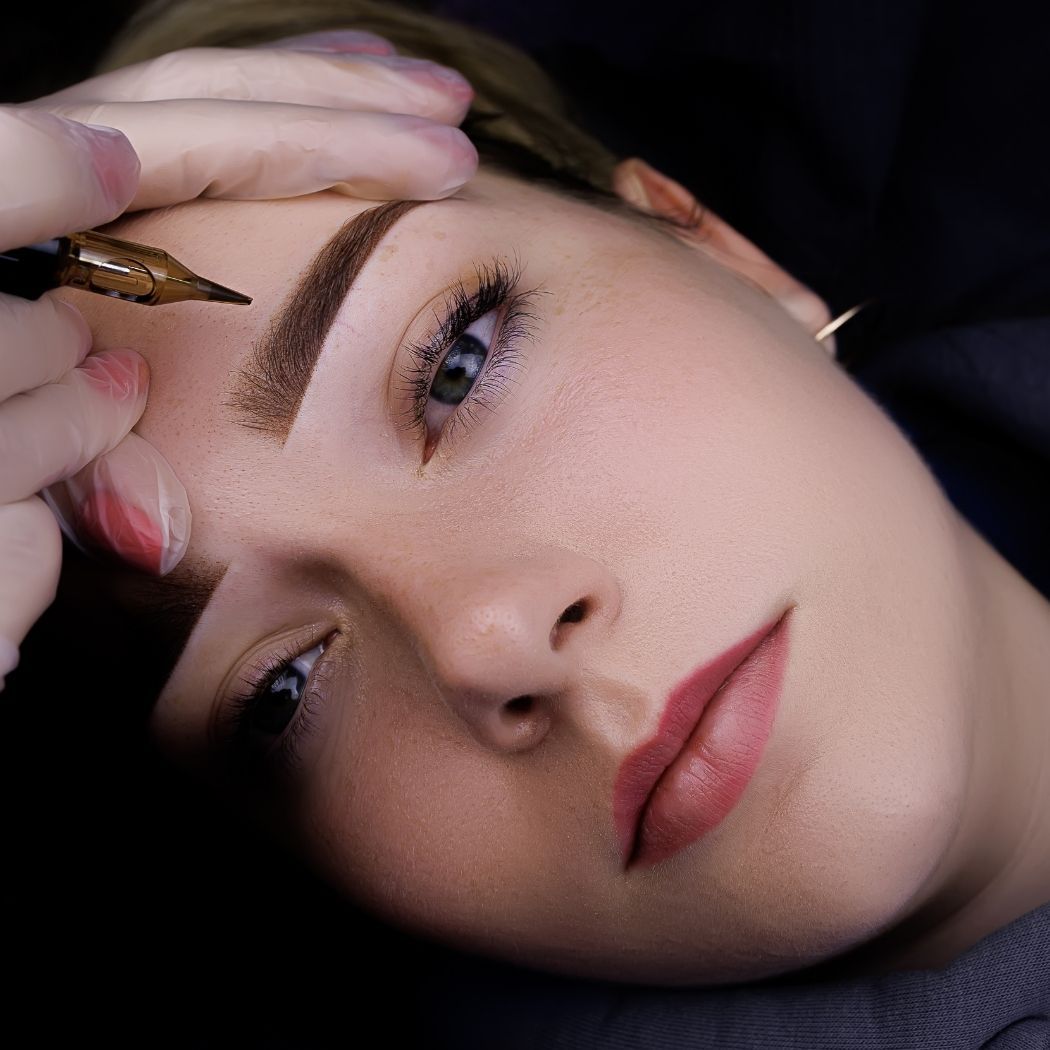 Augenbrauen Permanent Make-up bei Glamskin: die Augenbrauen einer Kundin werden pigmentiert.