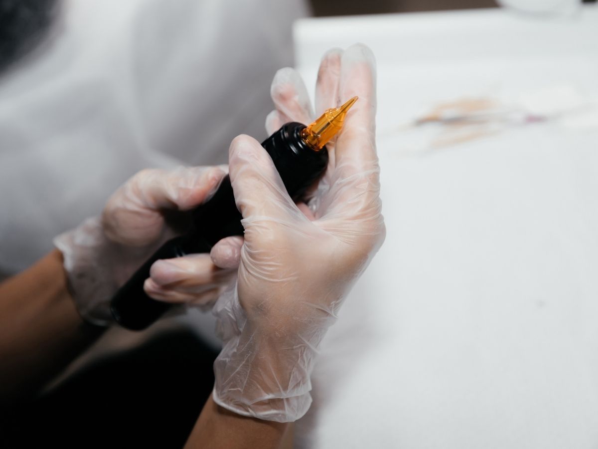 Permanent Make-up bei Glamskin: ein Pigmentiergerät wird in behandschuhten Händen für die Behandlung vorbereitet.
